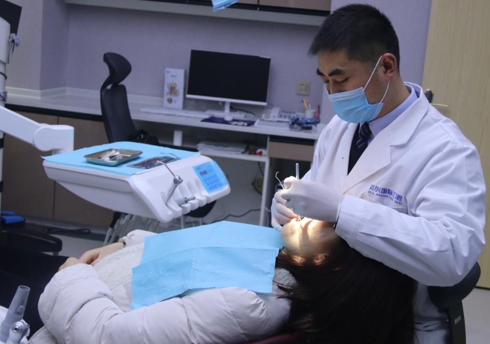 杭州臨平貝爾口腔門診部_醫(yī)生治療中