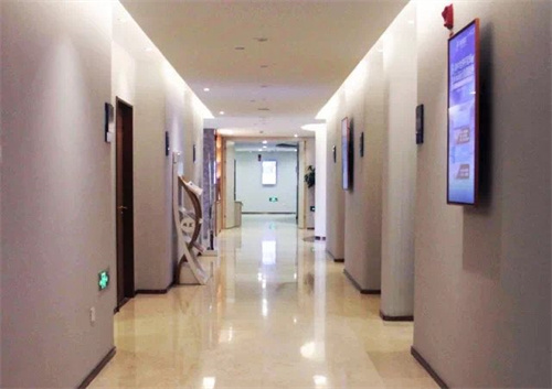 烏魯木齊青春定格醫(yī)療美容門(mén)診部_走廊